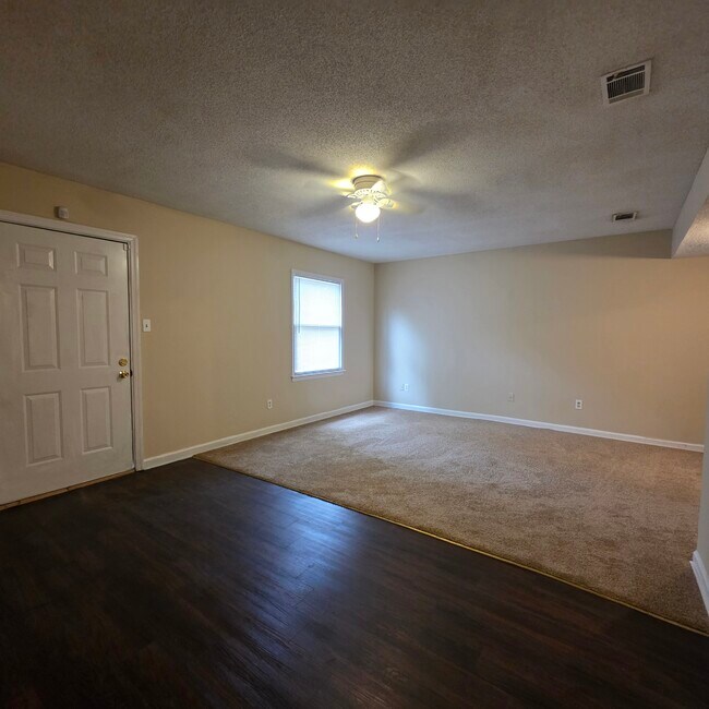 Building Photo - 1900 Buck Ln