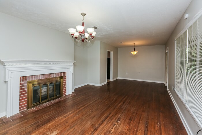 Building Photo - 216 Cedarhurst Dr