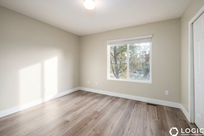 Building Photo - Spacious Row End Townhome in Amazing Locat...
