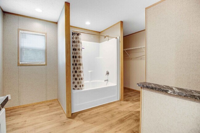 Building Photo - SPACIOUS 4 BR | 3 BA HOME W/ PLENTY OF PRI...