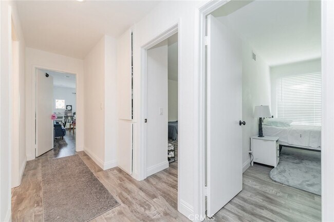 Building Photo - 9 Calandria