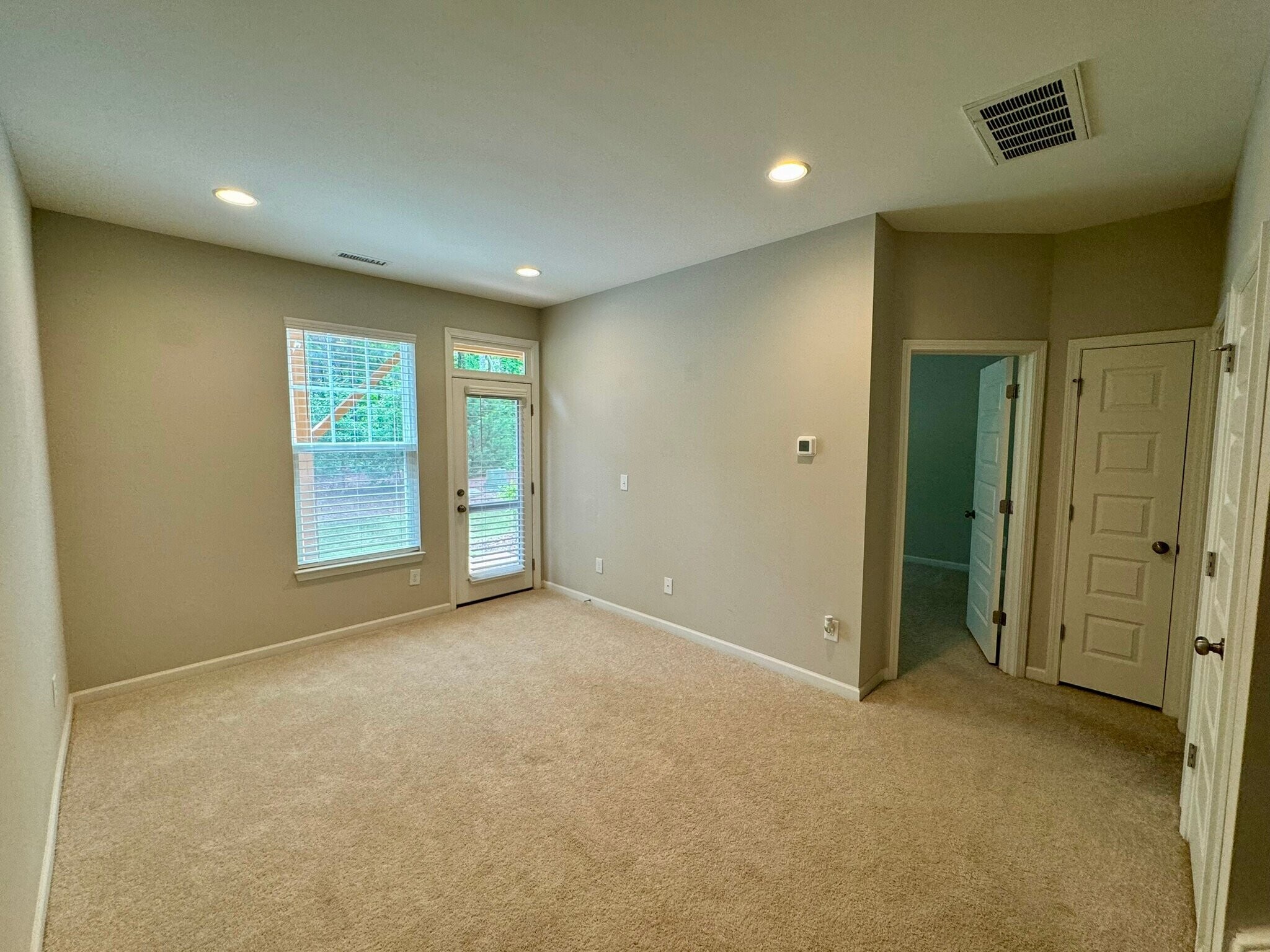 Building Photo - 1025 Lathrop Ln