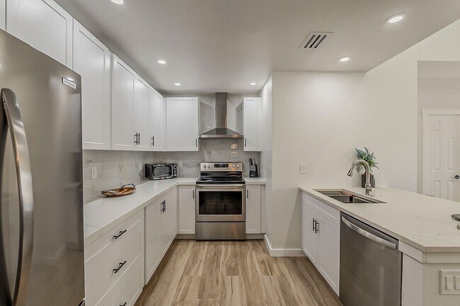 Building Photo - Fully Remodeled 2-Bedroom Condo at the Sco...