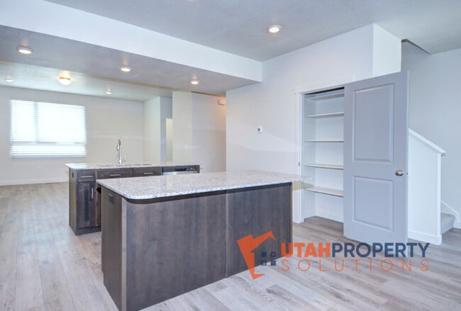 Building Photo - 964 W 500 S