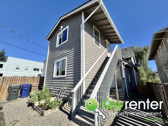 Building Photo - 50% Off First Month Rent - Modern 3-Bedroo...