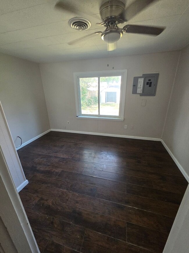 Building Photo - Beautiful 3BD/1BA