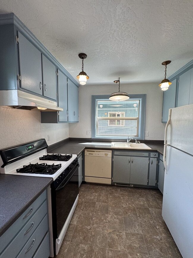 Building Photo - 3 Bed, 1.5 Bath overlooking the Rose Garden and Willamette River bike path in Whiteaker