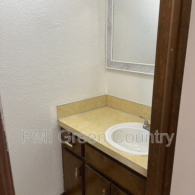 Building Photo - 404 E Redwood St