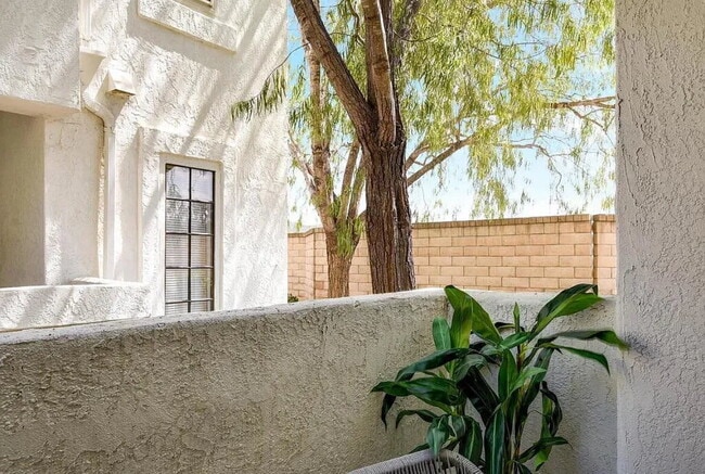 Building Photo - Sun Ridge 1 bedroom ground level beauty! T...