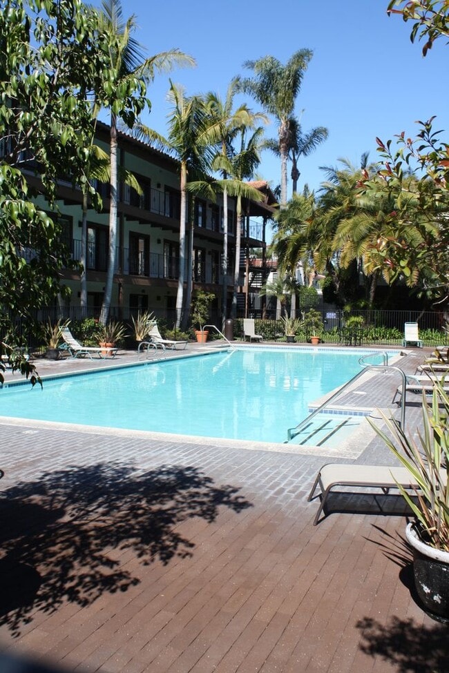 Building Photo - Los Caballeros #224