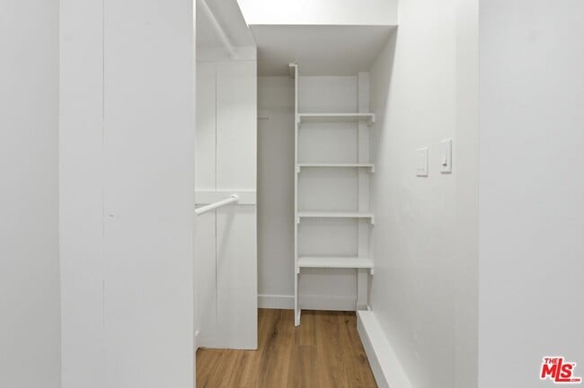 Building Photo - 614 6th Ave