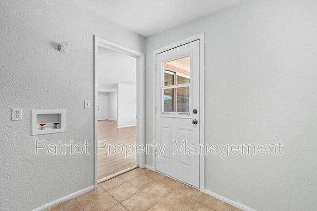 Building Photo - 815 W Westchester Ave
