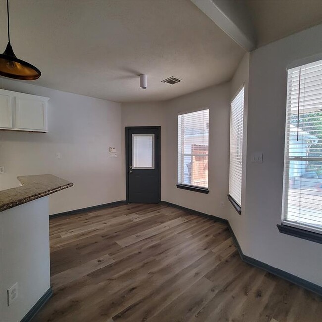 Building Photo - 18411 Autumn Park Dr