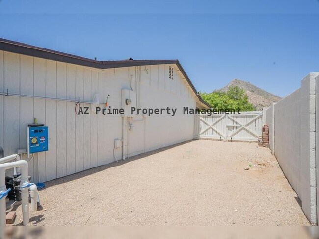 Building Photo - 2429 E Dahlia Dr