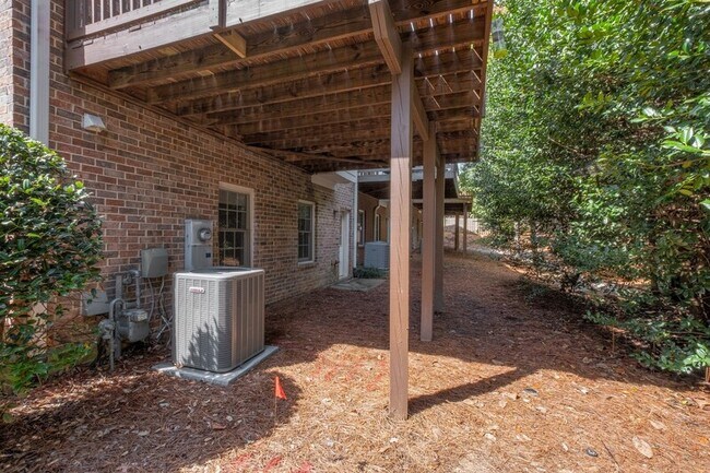 Building Photo - 1240 Dunwoody Cove