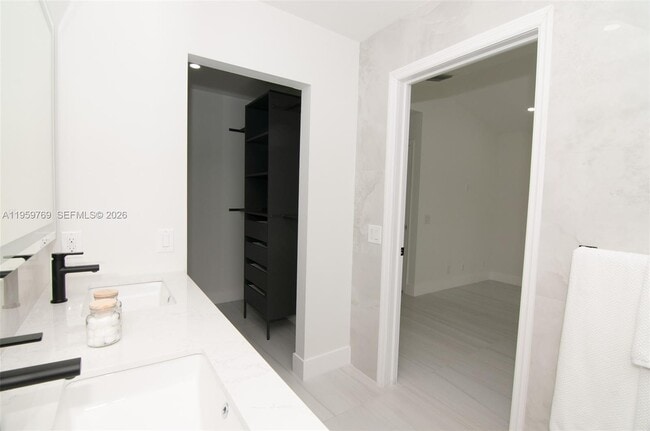 Building Photo - 4420 Dogwood Cir