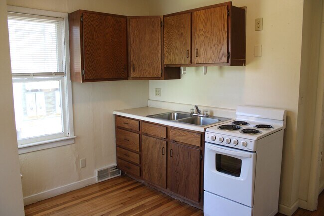 Building Photo - House on Kearney- Close to campus