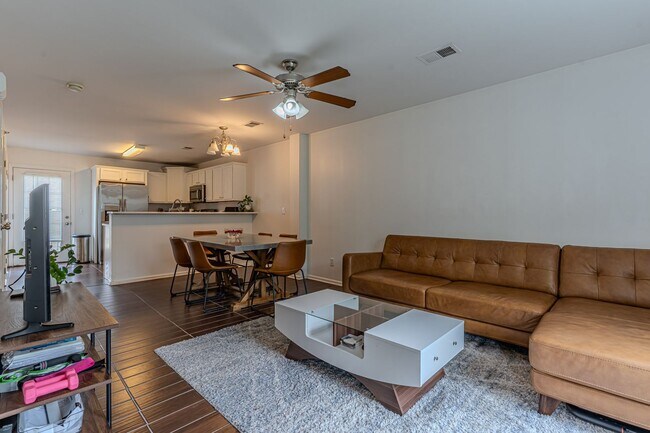 Building Photo - 2 bedroom near ETSU and JCMC