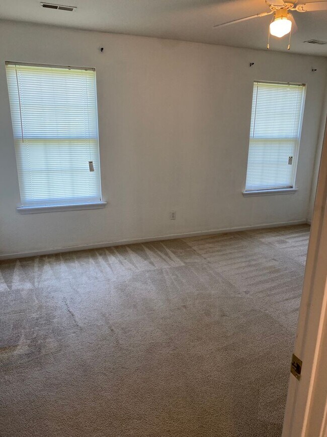 Building Photo - 3 bedroom/2 bathroom single family home!  ...
