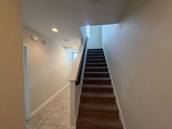 Building Photo - Charming 2-Bed Townhouse with Granite Eleg...