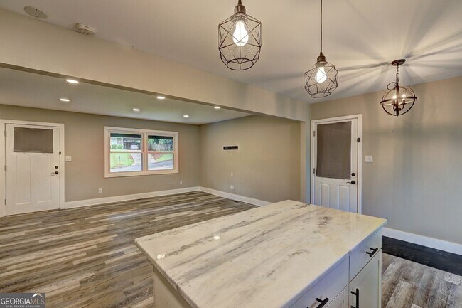 Building Photo - 1675 Bouldercliff Ct SE