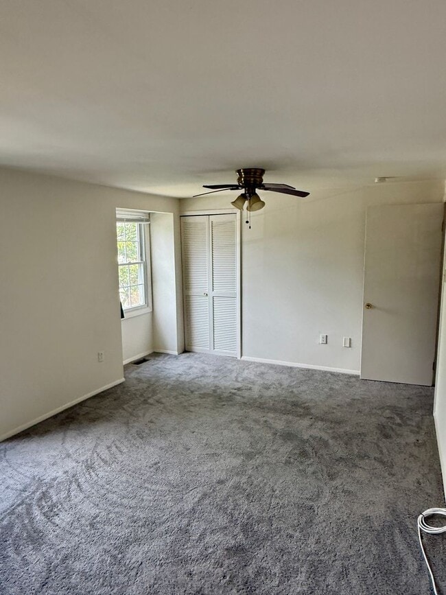 Building Photo - Olde Crofton Charm! Two Bedroom Townhome