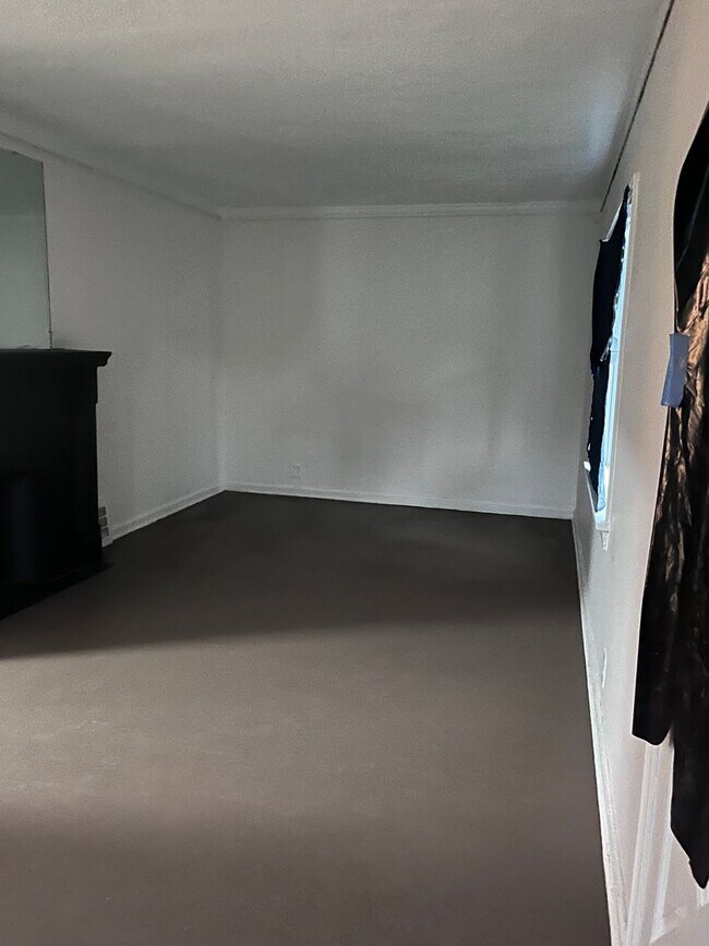 Building Photo - Charming 2-Bedroom Upper Unit – Spacious Living