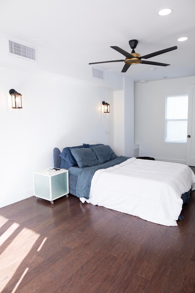 Building Photo - 634 SE 3rd Ave