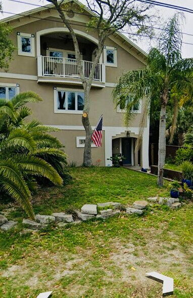 Building Photo - 3341 1st Ave