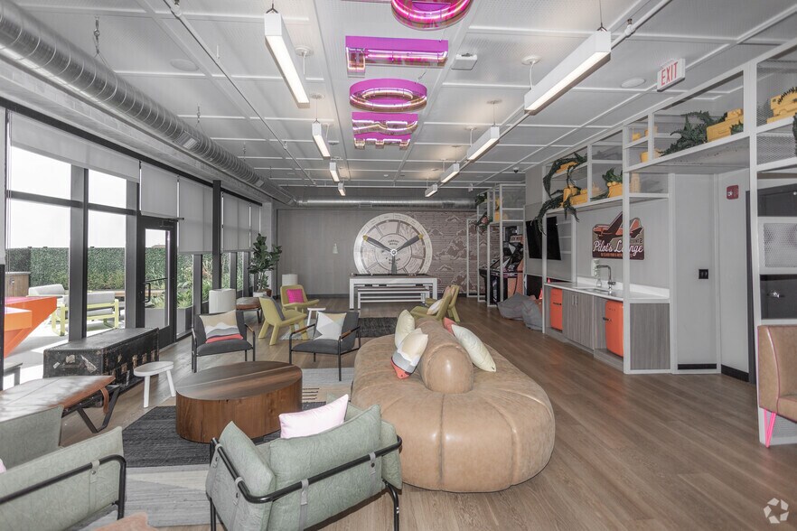 Interior Photo - Hub State Street