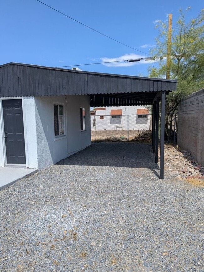 Building Photo - 648 N Desert Ave