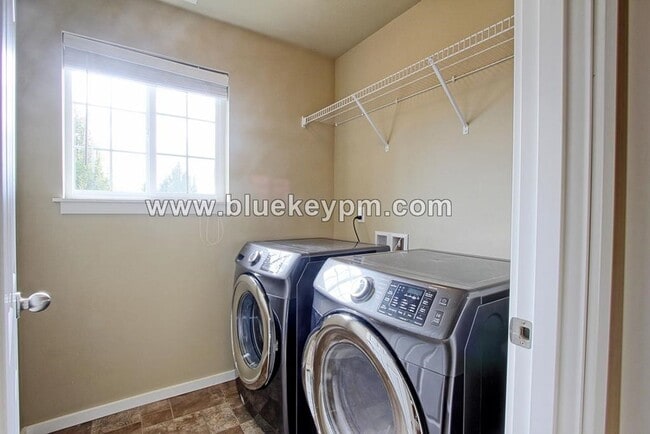 Building Photo - 3 Bed, 2.5 Bath Home with Large Bonus Room/4th Bedroom in Orchards by Prairie High School