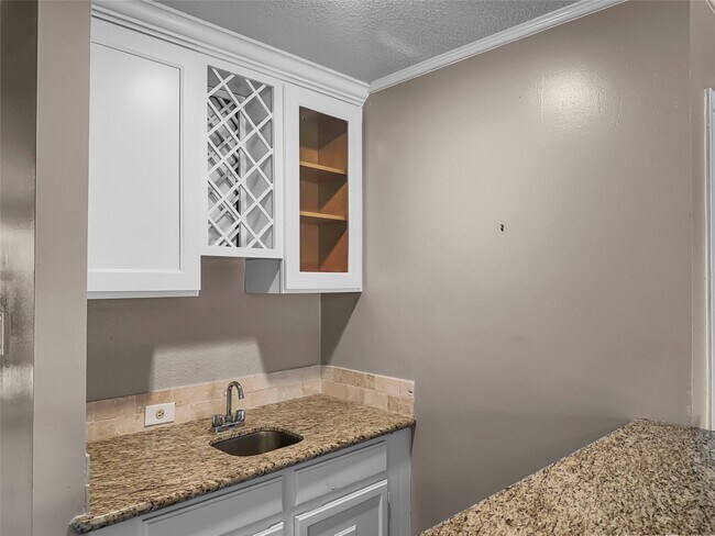 Building Photo - 2517 Bering Dr