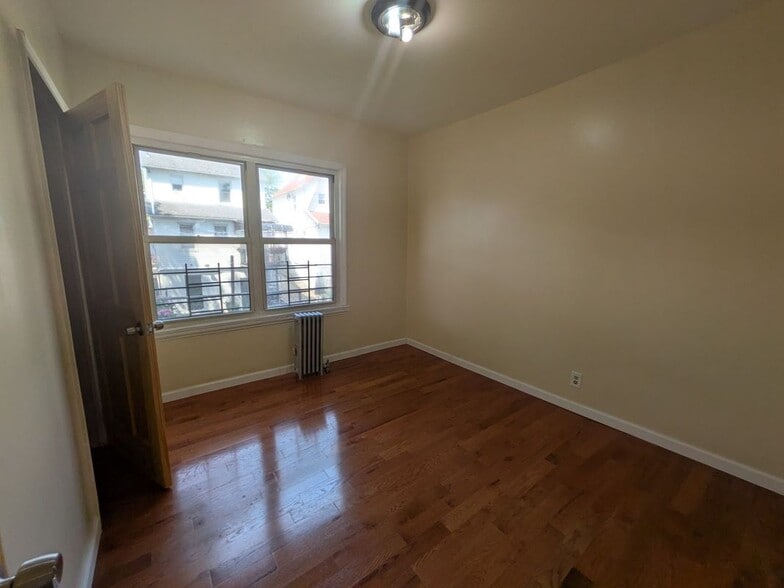 Building Photo - 205-11 110th Ave