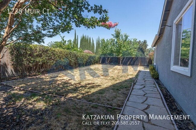 Building Photo - Spacious 4-Bedroom Home with Huge Backyard...