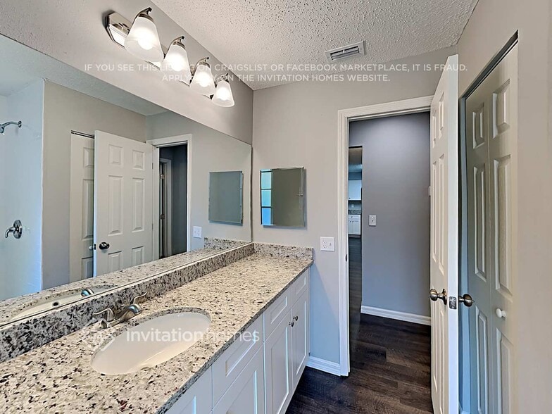 Building Photo - 15111 Roundup Dr