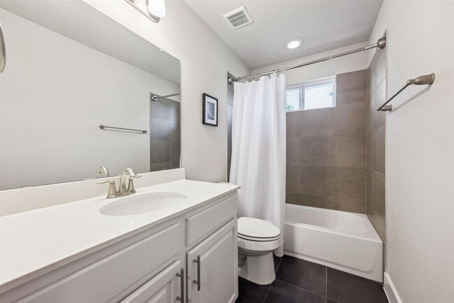 Building Photo - Modern 3-Bed, 2.5-Bath Home with Fenced Ya...