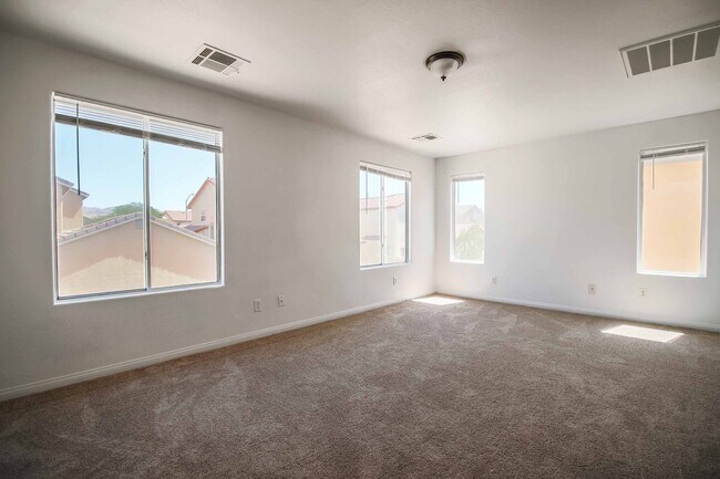 Building Photo - Cute 5 Bedroom Home with a 3 Car Garage!