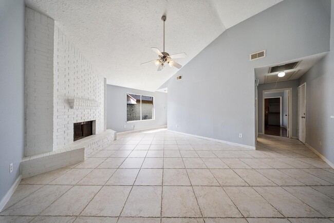 Building Photo - 15242 Peachmeadow Ln