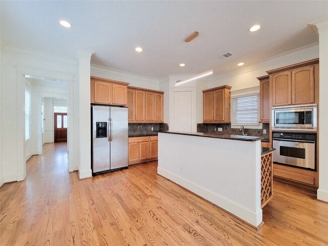 Building Photo - 704 E 9th St