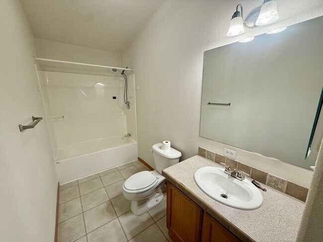 Building Photo - 3 Bed 2 Bath Duplex in Milliken with Overs...