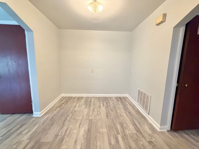Building Photo - 5014 Lillian Dr