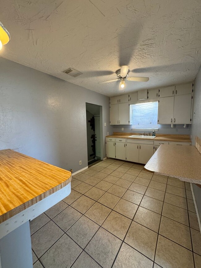 Building Photo - Adorable 3bedrooms 1 bathroom large fenced...