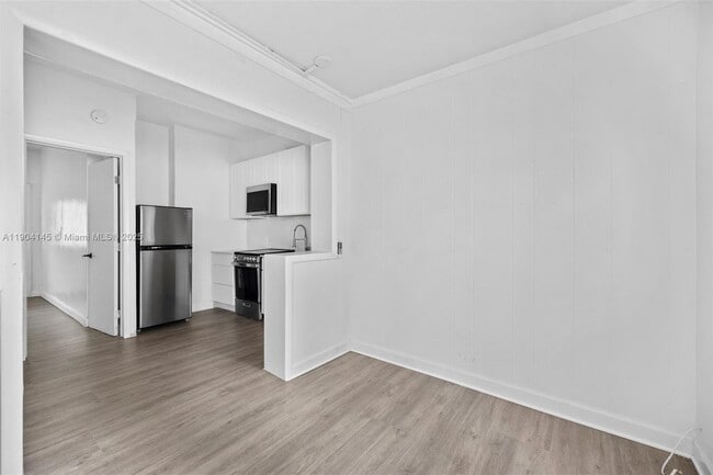 Building Photo - 2822 Pine Tree Dr