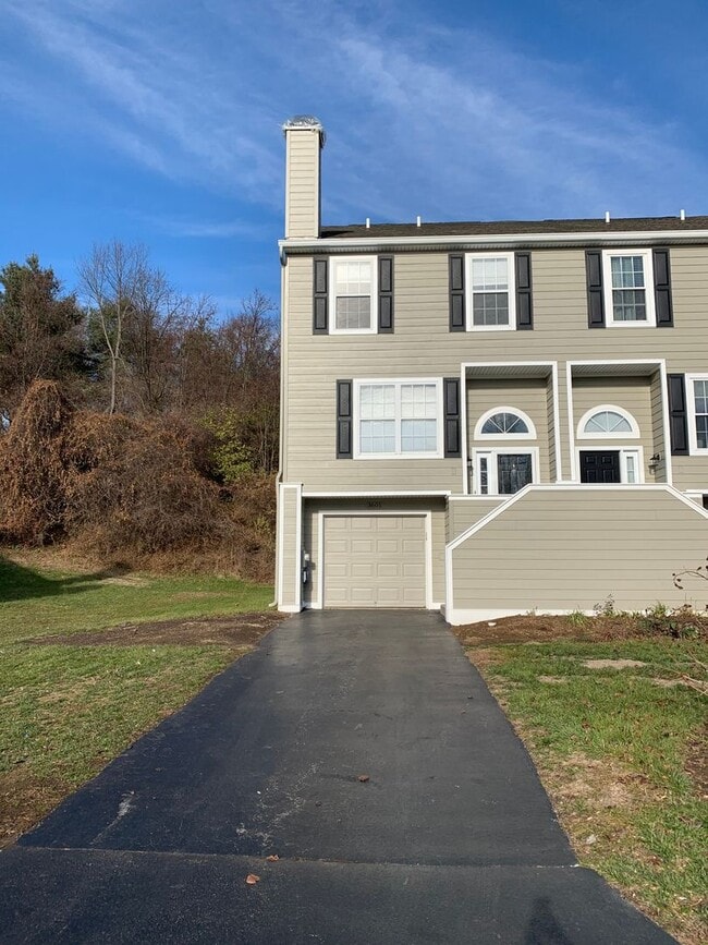 Building Photo - MUST SEE! End Unit, Electric Fireplace, Gr...