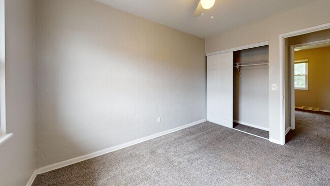 Building Photo - 3 Bedroom/1 bathroom renovated townhouse.