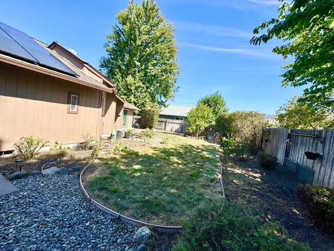 Building Photo - 260 Arnos St