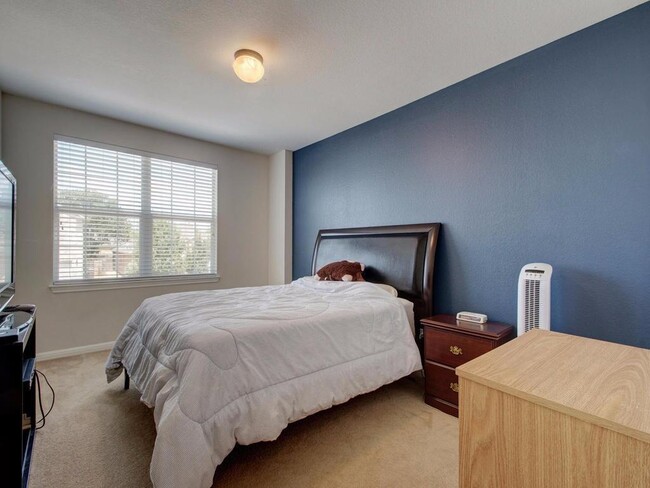 Building Photo - 15104 Fernhill Dr