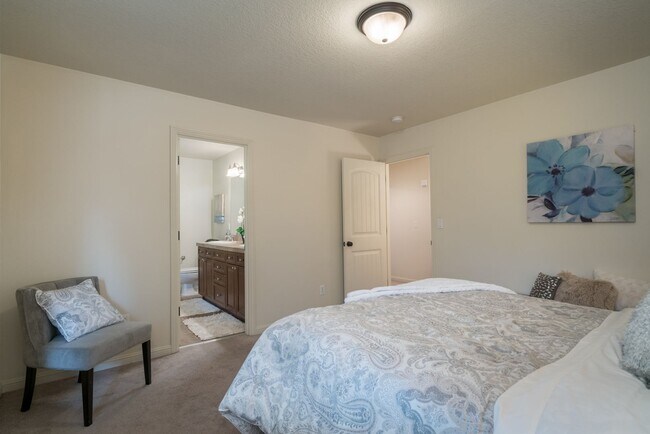 Building Photo - 4920 SW Slavin Rd