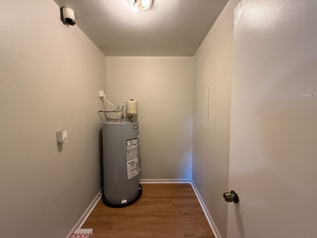 Building Photo - 2 Bedroom 1 Bath Duplex - Brand New Flooring and Paint!